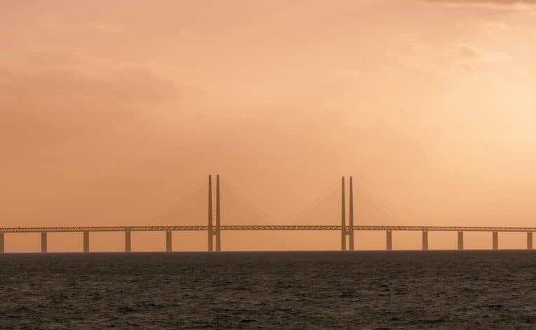 Öresundsbron i solnedgången mellan Malmö och Köpenhamn