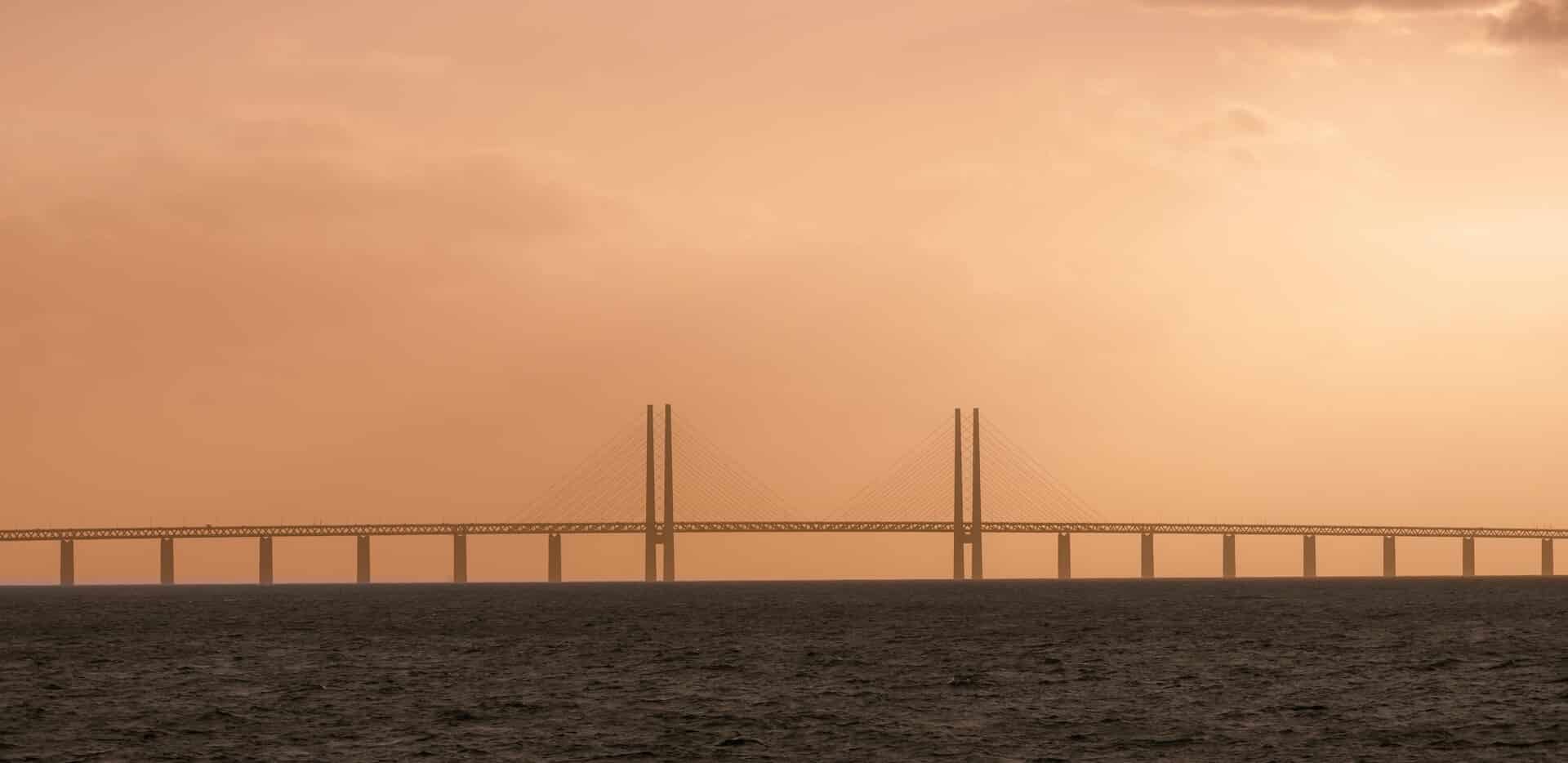 Öresundsbron i solnedgången mellan Malmö och Köpenhamn